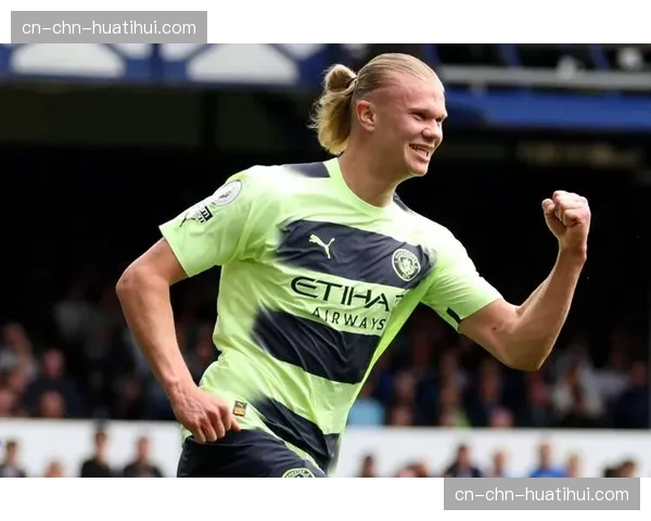 哈兰德梅开二度后指向天空，曼城3-0客胜切尔西